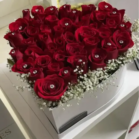 Caja Corazón Rosas Rojas. ¡Sorprende a tu ser querido con estas rosas y dale un momento inolvidable lleno de amor!  ¡Demuestra tu amor con estilo y elegancia con nuestra Caja Corazón Rosas Rojas! Floristería Flores 24 Horas, domicilios en Bogotá