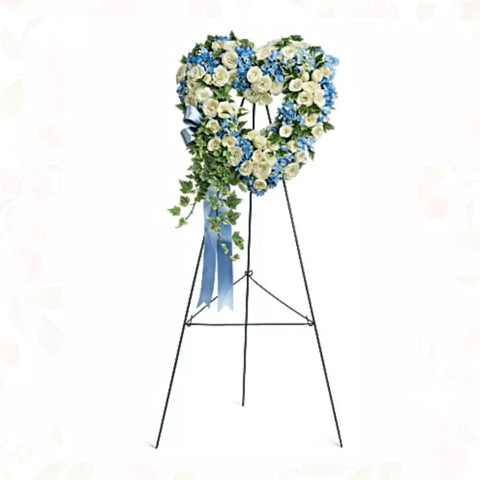 Arreglo Fúnebre, Corona y Pedestal "Corazón Puro". Este sincero arreglo está elaborado con hortensias azules, rosas blancas en aerosol y hiedra abigarrada. Flores 24 Horas, Bogotá, Colombia