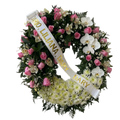 Detalle de rosas rosadas y orquídeas claras junto a una cinta funeraria blanca con letras doradas
