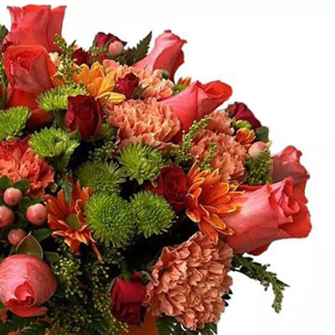 Detalle de Flores para Mamá, nuestra caja incluye una hermosa combinación de rosas y pompones, perfecta para mostrarle tu amor y agradecimiento, domicilio de flores para mamá en Bogotá, floristería Flores 24 Horas