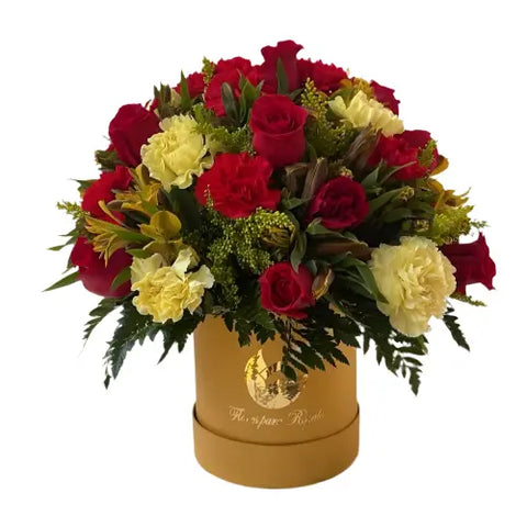 Con Dorado Flores Para Ella, es el regalo ideal para que se sepa especial en su vida. Regalar flores en caja de edición limitada que incluye rosas, claveles y astromelias. Floristería  Flores 24 Horas, domicilios en Bogotá