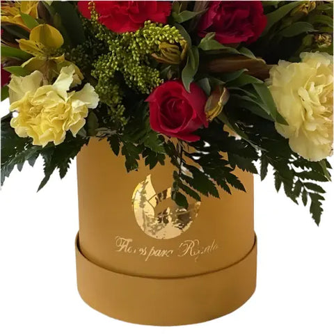 Vista de la base del arreglo. Con Dorado Flores Para Ella, es el regalo ideal para que se sepa especial en su vida. Regalar flores en caja de edición limitada que incluye rosas, claveles y astromelias. Floristería  Flores 24 Horas, domicilios en Bogotá