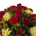 Vista de las flores arriba del arreglo. Con Dorado Flores Para Ella, es el regalo ideal para que se sepa especial en su vida. Regalar flores en caja de edición limitada que incluye rosas, claveles y astromelias. Floristería  Flores 24 Horas, domicilios en Bogotá