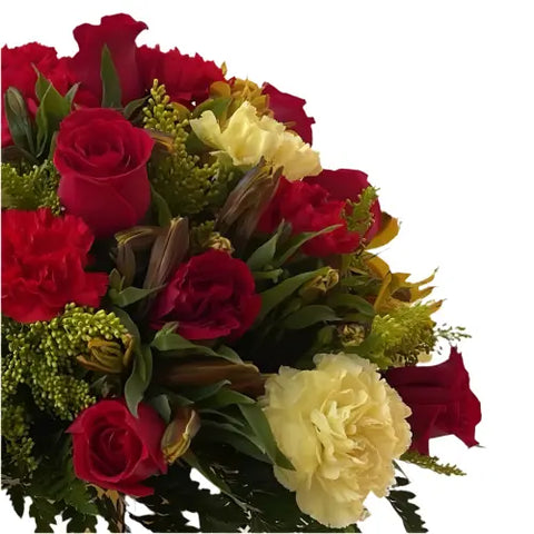 Vista de laflores del lado derecho. Con Dorado Flores Para Ella, es el regalo ideal para que se sepa especial en su vida. Regalar flores en caja de edición limitada que incluye rosas, claveles y astromelias. Floristería  Flores 24 Horas, domicilios en Bogotá