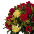 Vista de las flores lado izquierdo. Con Dorado Flores Para Ella, es el regalo ideal para que se sepa especial en su vida. Regalar flores en caja de edición limitada que incluye rosas, claveles y astromelias. Floristería  Flores 24 Horas, domicilios en Bogotá