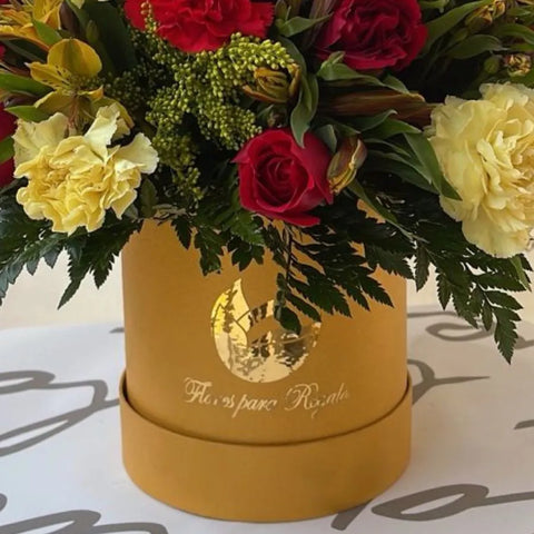 Con Dorado Flores Para Ella, regalo ideal para que se sepa especial en su vida, fores para regalar con rosas, claveles, astromelias en caja de edición limitada, regala flores originales, nosotros nos encargamos de entregarlas a domicilio en Bogotá, Floristería Flores 24 Horas