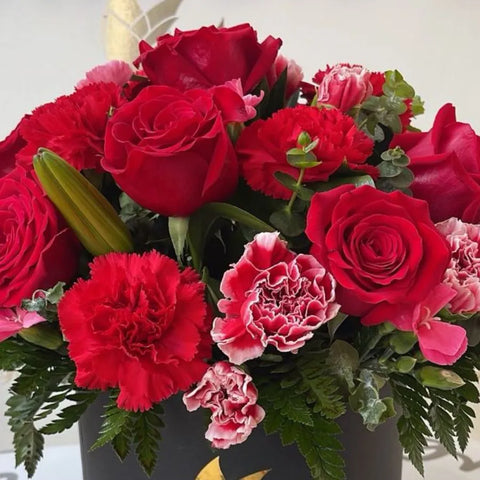 Flores Elegantes Para Ella, hermoso regalo original con flores en caja, rosas, lirios, claveles, flores para regalar, nosotros nos encargamos de entregarlas a domicilio en Bogotá, Floristería Flores 24 Horas