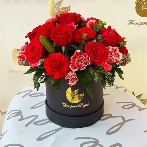 Flores Elegantes Para Ella, hermoso regalo original con flores en caja, rosas, lirios, claveles, flores para regalar, nosotros nos encargamos de entregarlas a domicilio en Bogotá, Floristería Flores 24 Horas