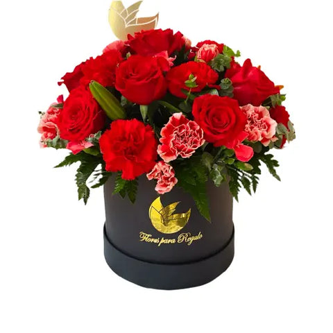 Encántala con la belleza y elegancia de nuestras Flores Elegantes Para Ella. Nuestra exquisita caja contiene una combinación de rosas, claveles y lirios que seguramente la impresionarán. Floristería Flores 24 Horas, domicilios en Bogotá