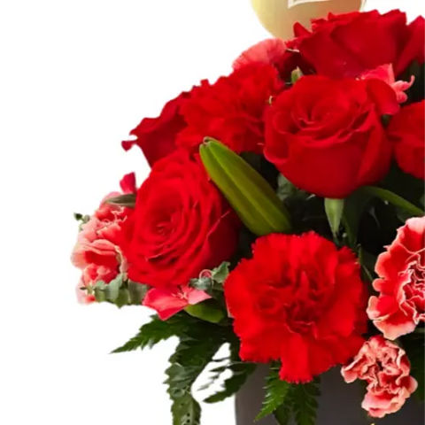 Vista de detalle. Encántala con la belleza y elegancia de nuestras Flores Elegantes Para Ella. Nuestra exquisita caja contiene una combinación de rosas, claveles y lirios que seguramente la impresionarán. Floristería Flores 24 Horas, domicilios en Bogotá