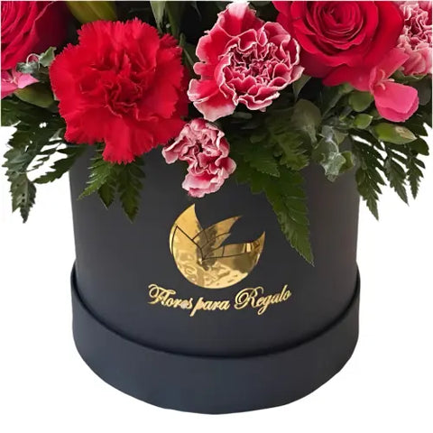 Base de flores. Encántala con la belleza y elegancia de nuestras Flores Elegantes Para Ella. Nuestra exquisita caja contiene una combinación de rosas, claveles y lirios que seguramente la impresionarán. Floristería Flores 24 Horas, domicilios en Bogotá