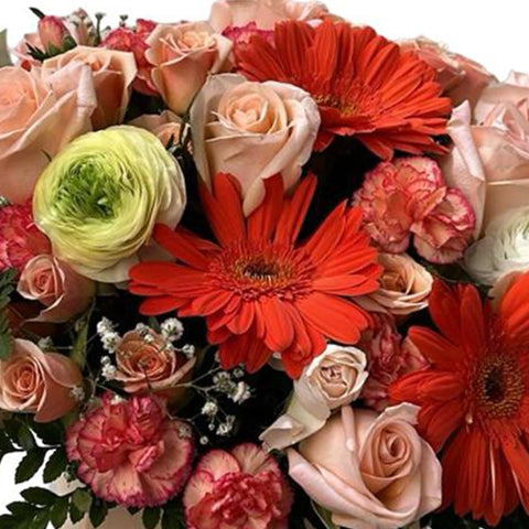 Flores Hermosas para Mamá, una hermosa caja de flores para regalar a mamá, las elegantes rosas, alegres margaritas y delicados claveles simbolizan el amor y la gratitud que sentimos por ella, floristería Flores 24 Horas