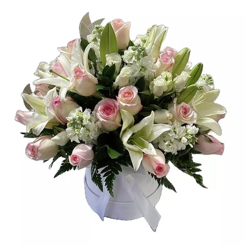 Flores Para Maternidad, estas flores exclusivas incluyen rosas blancas, lirios y boca de dragón, perfectas para regalar durante la bienvenida de un nuevo bebé, domicilio de flores para la familia, floristería Flores 24 Horas