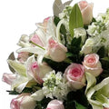 Flores Para Maternidad, estas flores exclusivas incluyen rosas blancas, lirios y boca de dragón, perfectas para regalar durante la bienvenida de un nuevo bebé, domicilio de flores para la familia, floristería Flores 24 Horas