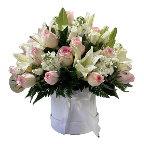 Flores Para Maternidad, estas flores exclusivas incluyen rosas blancas, lirios y boca de dragón, perfectas para regalar durante la bienvenida de un nuevo bebé, domicilio de flores para la familia, floristería Flores 24 Horas