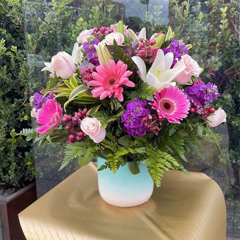 Descubre la exquisita belleza de Flores Para Regalar. Con una combinación de margaritas y rosas, este arreglo de flores es perfecto para sorprender a tu ser querido con un regalo encantador.