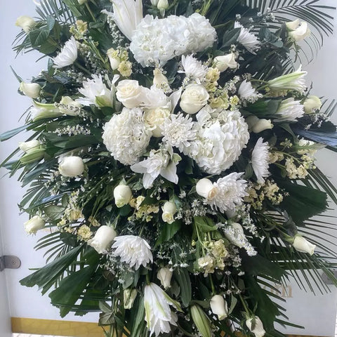 Corona Fúnebre Paz, Condolencias, Domicilio a Funerarias, 24 Horas, Celebra la vida de un ser querido con nuestra Corona Fúnebre Paz. Con flores blancas como los lirios, hortensias, rosas, margaritas; entregamos su corona fúnebre con pedestal en funerarias en Bogotá