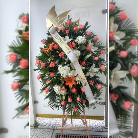 Corona Fúnebre Serenidad, Flores Para Condolencias, Bogotá, ¡Honra al ser querido con la Corona Fúnebre Serenidad! elaborada con lirios, rosas rosadas, hortensias y rosas blancas, entrega de coronas y pedestales en funerarias en Bogotá