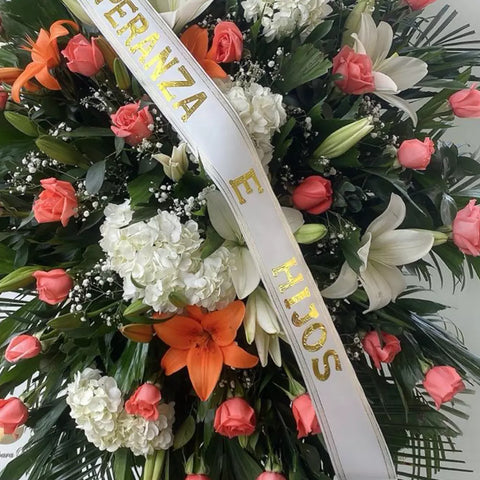 Corona Fúnebre Serenidad, Flores Para Condolencias, Bogotá, ¡Honra al ser querido con la Corona Fúnebre Serenidad! elaborada con lirios, rosas rosadas, hortensias y rosas blancas, entrega de coronas y pedestales en funerarias en Bogotá