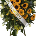 Acercamiento a los girasoles amarillos de centros oscuros, rosas blancas y cinta diagonal de despedida