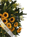 Vista lateral con girasoles amarillos, botones de rosas blancas y flores pequeñas de relleno entre follajes verdes