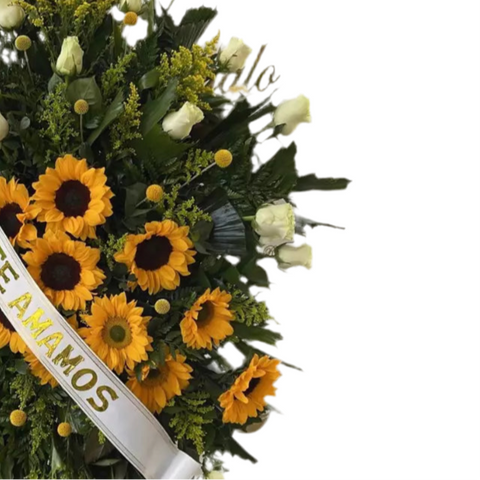 Vista lateral con girasoles amarillos, botones de rosas blancas y flores pequeñas de relleno entre follajes verdes