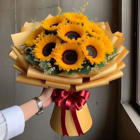 Doce Girasoles y Eucalipto, ¡Haz que alguien se sienta amado y alegra su día con este hermoso ramo! Somos Flores 24 Horas, entregamos sus regalos de flores a domicilio en Bogotá