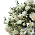 Vista cercana de los botones de rosas blancas, las margaritas y el follaje que complementan la composición floral
