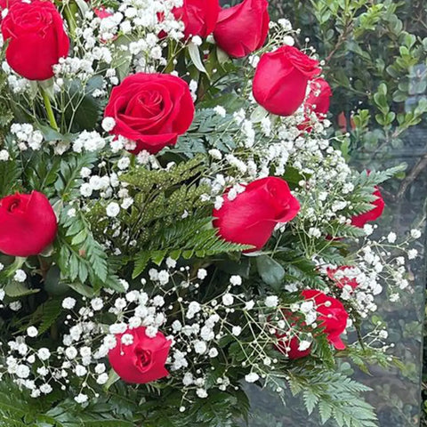 ¡Sorprende a mamá con nuestro hermoso arreglo de rosas! Este detalle incluye una selección de rosas frescas y un acompañamiento que seguramente la hará sonreír. Floristería Flores 24 Horas