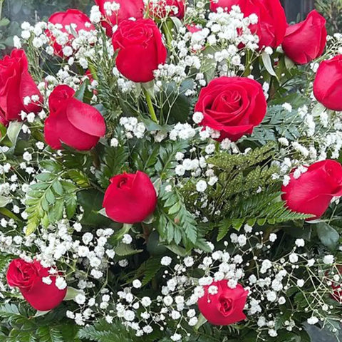 ¡Sorprende a mamá con nuestro hermoso arreglo de rosas! Este detalle incluye una selección de rosas frescas y un acompañamiento que seguramente la hará sonreír. Floristería Flores 24 Horas