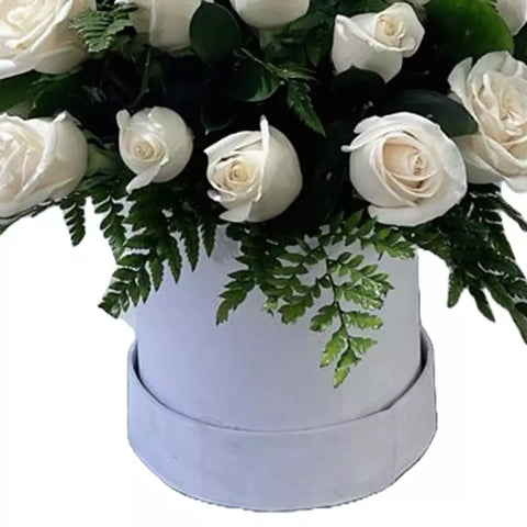 Saludamos al Bebé, con flores para regalar, incluyendo una delicada orquídea y hermosas rosas blancas, inspirará felicidad en la nueva familia, entregamos sus flores a domicilio en Bogotá, floristería Flores 24 Horas