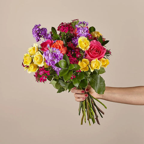 Ramo de Amor en Primavera, decoración de hogar con rosas y claveles, es un hermoso regalo para aniversario, regalo de flores para cumpleaños, flores para toda ocasión y decoración, Floristería Flores 24 Horas