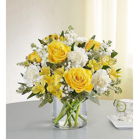 Bouquet Iluminado, Rosas amarillas, alstroemeria, claveles, Perfecto para transmitir sentimientos cálidos a alguien que significa tanto. Floristería Flores 24 Horas