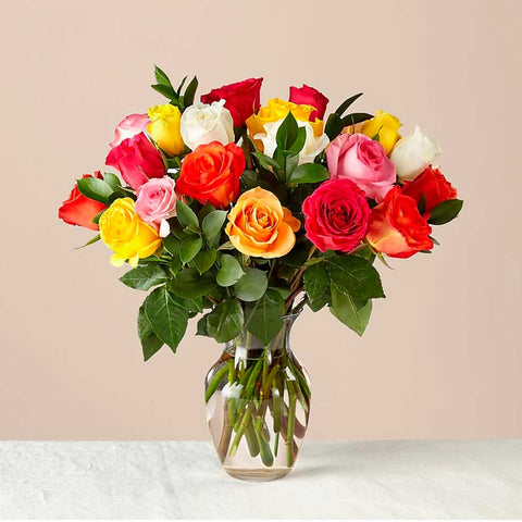 24 Rosas Mixtas En Florero: Colorido y floreciente, este vibrante ramo de una docena de rosas es un estimulante instantáneo del estado de ánimo. Floristería Flores 24 Horas