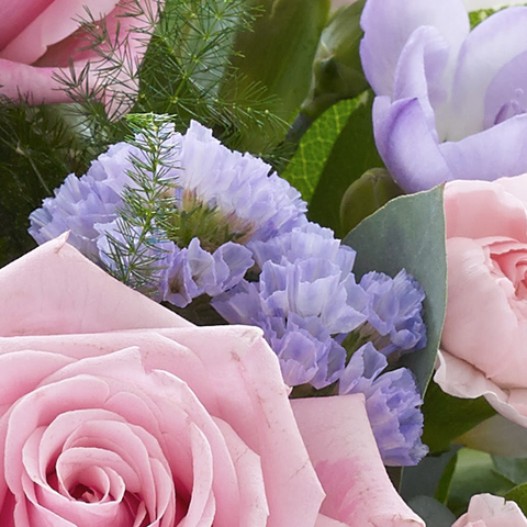 Rosas y Flores Rosadas y Lilas, flores para jardín y decoración de hogar con rosas en una canasta colores rosadas y lilas, es un hermoso regalo para aniversario, regalo de flores para cumpleaños, flores para toda ocasión y decoración, Floristería Flores 24 Horas