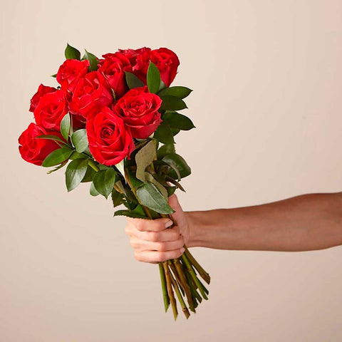 12 Rosas rojas en bouquet: Ya sea un gesto romántico o un regalo significativo para compartir cuánto te importa, este ramo de una docena de rosas seguramente hará que tu ser querido se desmaye. Floristería Flores 24 Horas