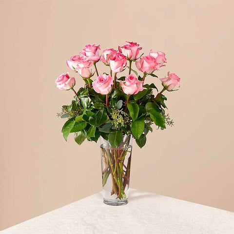 12 Ramo de rosas rosadas de tallo largo: Las rosas de color rosa suave, perfectas para la imagen, son un hermoso regalo para la hermosa dama de tu vida. Floristería Flores 24 Horas