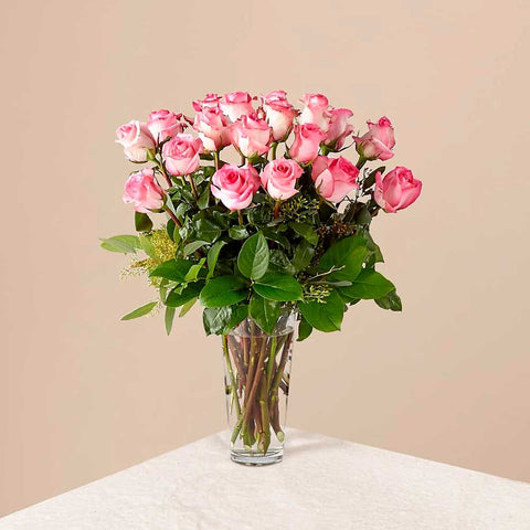 18 Ramo de rosas rosadas de tallo largo: Las rosas de color rosa suave, perfectas para la imagen, son un hermoso regalo para la hermosa dama de tu vida. Floristería Flores 24 Horas