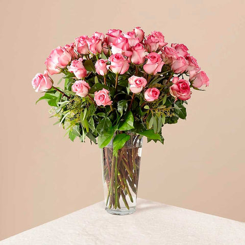 24 Ramo de rosas rosadas de tallo largo: Las rosas de color rosa suave, perfectas para la imagen, son un hermoso regalo para la hermosa dama de tu vida. Floristería Flores 24 Horas